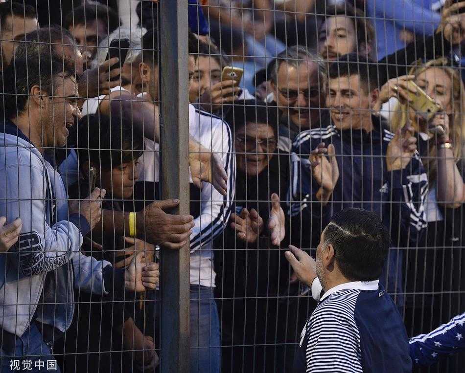 这是球王的标志性动作，他双臂环抱于胸前，眉头微蹙，用深邃而威严的眼神审视着球场，周身散发出一股不容置疑的王者之气。