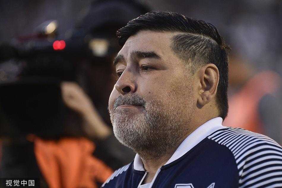 场边的老马神情专注，右手有力地指向球场某处，似乎正精准地为球员指出对手防线上的破绽，他的指挥若定让整个教练组都为之侧目。