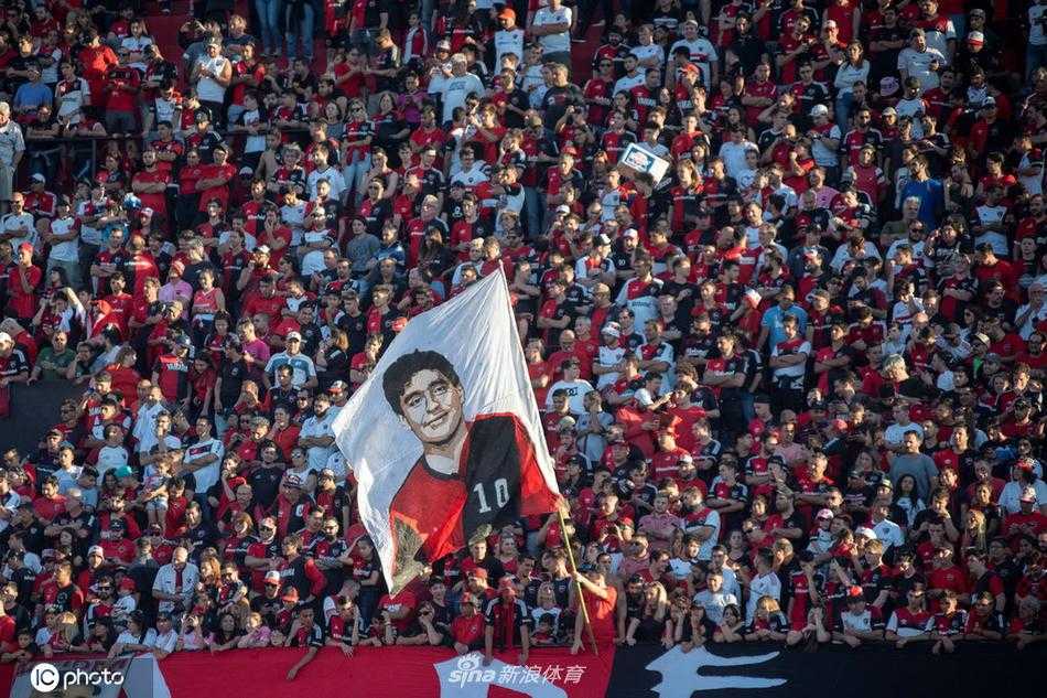 比赛开始前，现场举行了简短而隆重的赠礼仪式。一位身着俱乐部传统服装的代表，郑重地将一件印有马拉多纳名字的罗萨里奥中央10号球衣递到球王手中，马拉多纳双手接过，神情专注而感动。