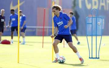 诺坎普往昔：梅西在对手严密包夹下依然从容控球，眼神中透出坚定杀气