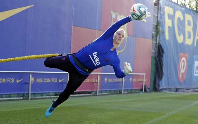 巴萨岁月：梅西轻巧挑射，皮球划出完美弧线，门将望球兴叹