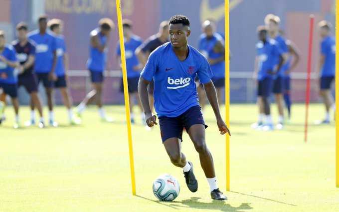 经典瞬间：梅西在巴萨时期高速带球突进，红蓝间条衫在风中猎猎作响