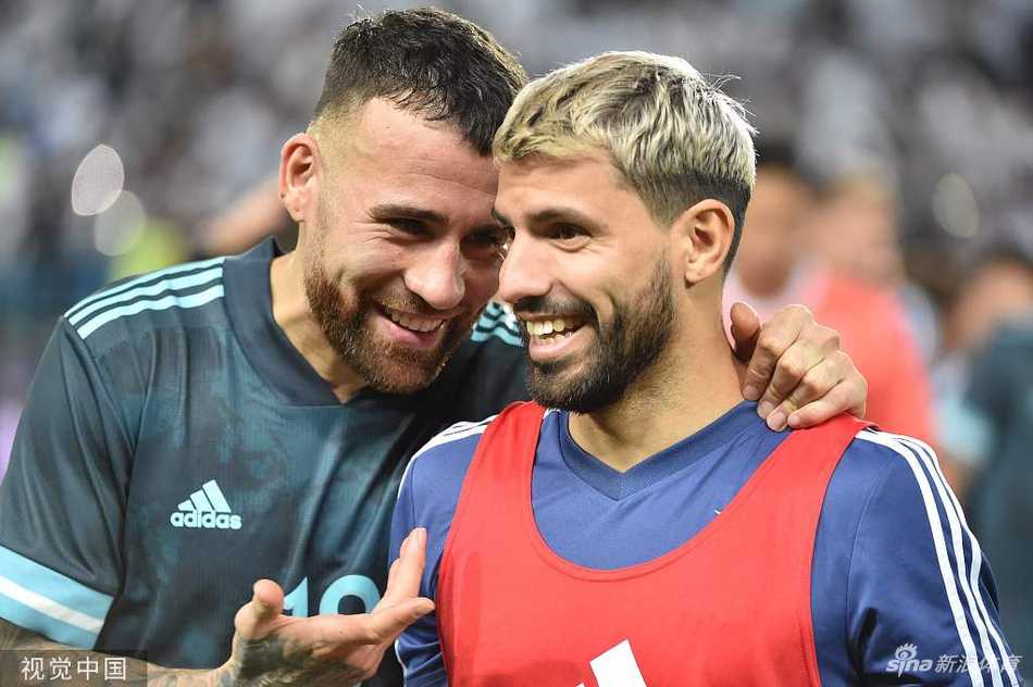 梅西在禁区内冷静补射，皮球应声入网，身后是奋力扑救却无能为力的阿利松