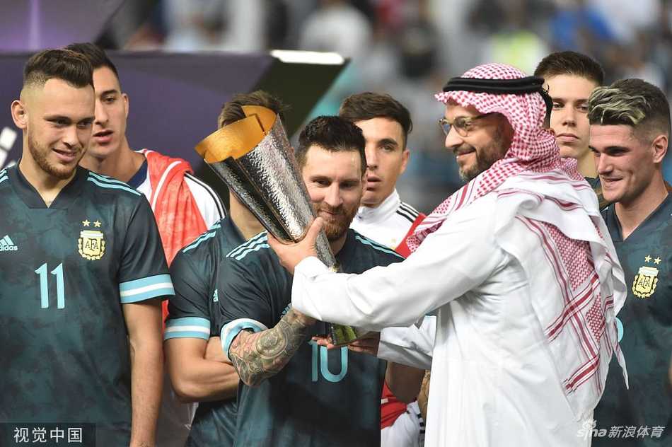 阿根廷球员围成一团，激情庆祝梅西的补射破门，利雅得球场的夜空被这抹蓝白色的狂喜点亮