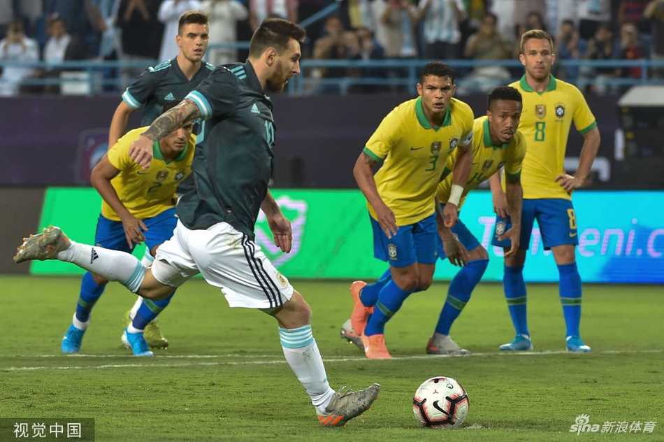 巴西前锋热苏斯罚失点球后，双手掩面，神情沮丧，队友上前安慰