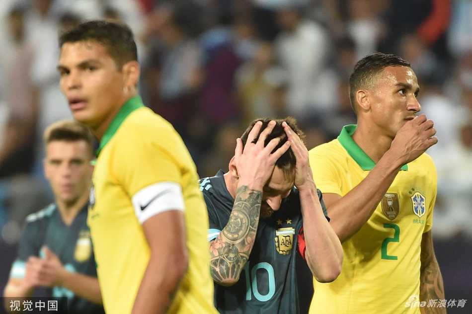 巴西门将阿利森奋勇侧扑，指尖碰到皮球，化解了梅西的点球，但随后无法阻挡梅西的补射