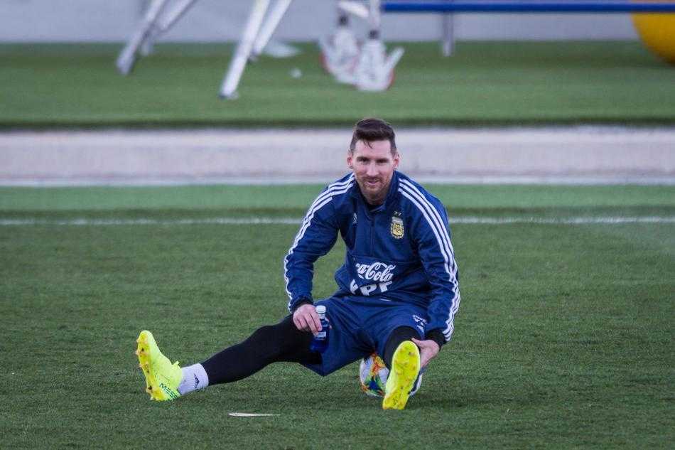 训练场上，梅西完成一组冲刺跑后，弯腰扶着膝盖稍作喘息，汗水顺着脸颊滑落，专注的眼神依旧凝视着前方的训练场地。