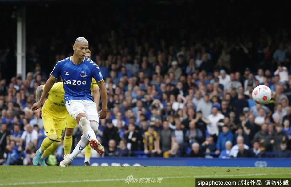 理查利森身穿热刺训练服专注准备，眼神中透露出对新赛季的期待与决心