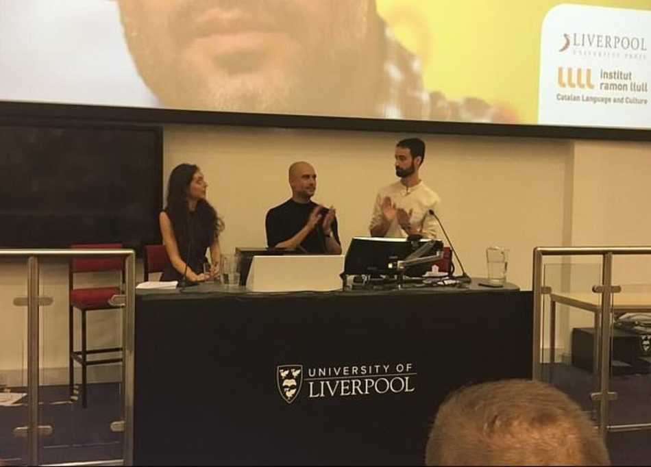 瓜迪奥拉在利物浦大学演讲台上侃侃而谈，他标志性的光头在灯光下格外醒目，手中的话筒仿佛成了他指挥曼城进攻的指挥棒，每一个手势都吸引着台下学子的目光。