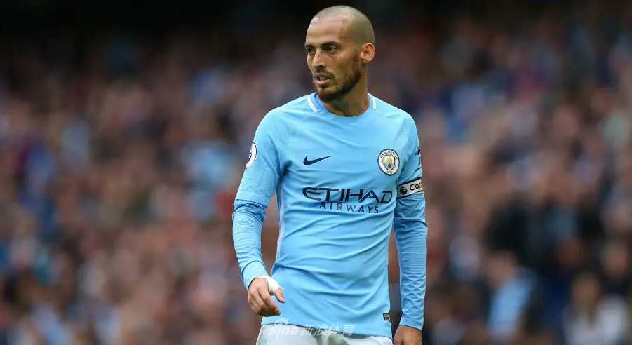 战术板上密密麻麻的跑动路线图，曼城的中场体系如同一部精密运转的瑞士钟表，而罗德里的位置被重点圈出，他正是这部机器里那颗最关键的新齿轮。