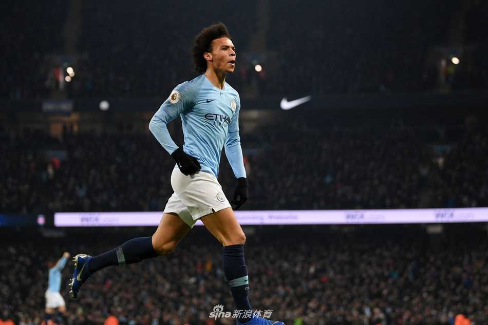 曼城全队围成一圈，激情庆祝进球，罗德里与德布劳内、京多安等队友紧紧相拥，胜利的喜悦和团队的凝聚力在这一刻展现得淋漓尽致。