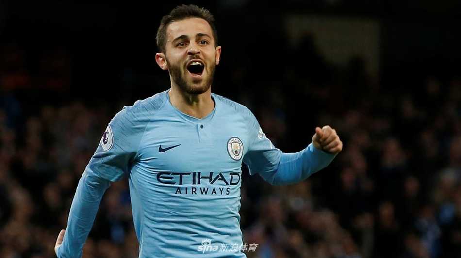 赛后，罗德里将球衣抛向看台，感谢远道而来的球迷，汗水浸透了他的球衣，但脸上的笑容和球迷的欢呼声，让这个下午变得无比美妙。