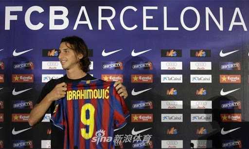 训练场上的瓜迪奥拉双手比划，神情专注地向弟子们讲解战术，他的肢体语言如同一位雕刻家，正精心雕琢着心中的艺术品。