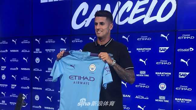 格拉利什身披曼城战袍，在阳光下带球疾驰，那飘动的球衣仿佛承载着过亿的身价与期望，每一步盘带都在试图解开对手的防线密码。