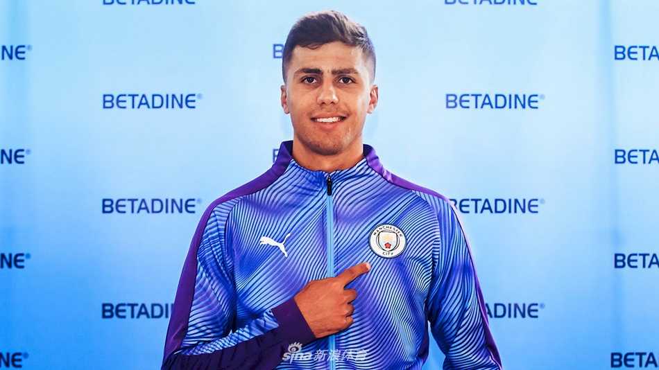 身披巴萨战袍的皮克在诺坎普仰望长空，仿佛在向世界宣告：五百万的回归身价，却铸就了价值连城的红蓝王朝基石。