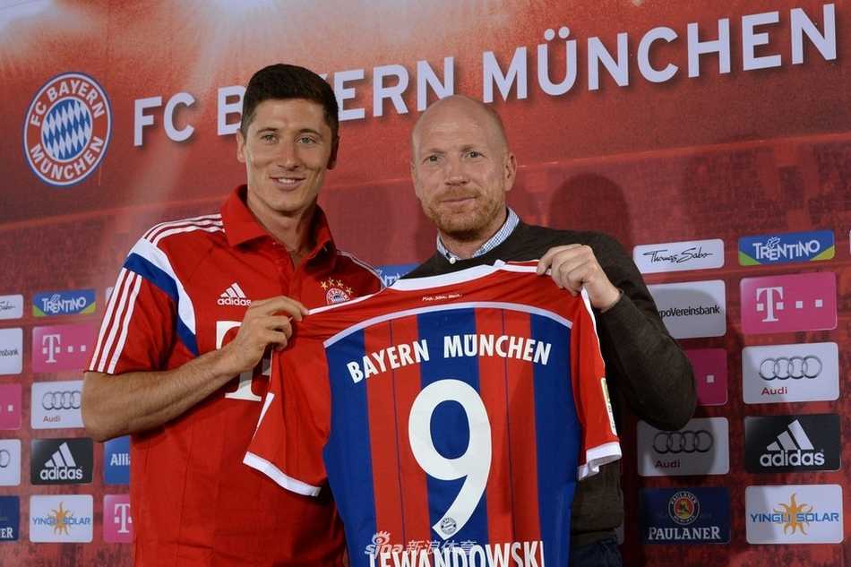 瓜迪奥拉目光深邃地站在场边，仿佛在用锐利的眼神指挥着场上的每一次传球，他的战术板如同指挥家的乐谱，即将奏响征服欧洲的序曲。