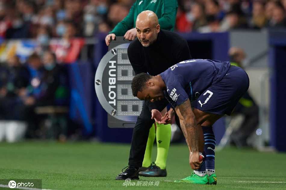 曼城核心德布劳内在中场陷入马竞多名球员包夹防守，他护住球权寻找出球路线，展现巨星在重压下的冷静