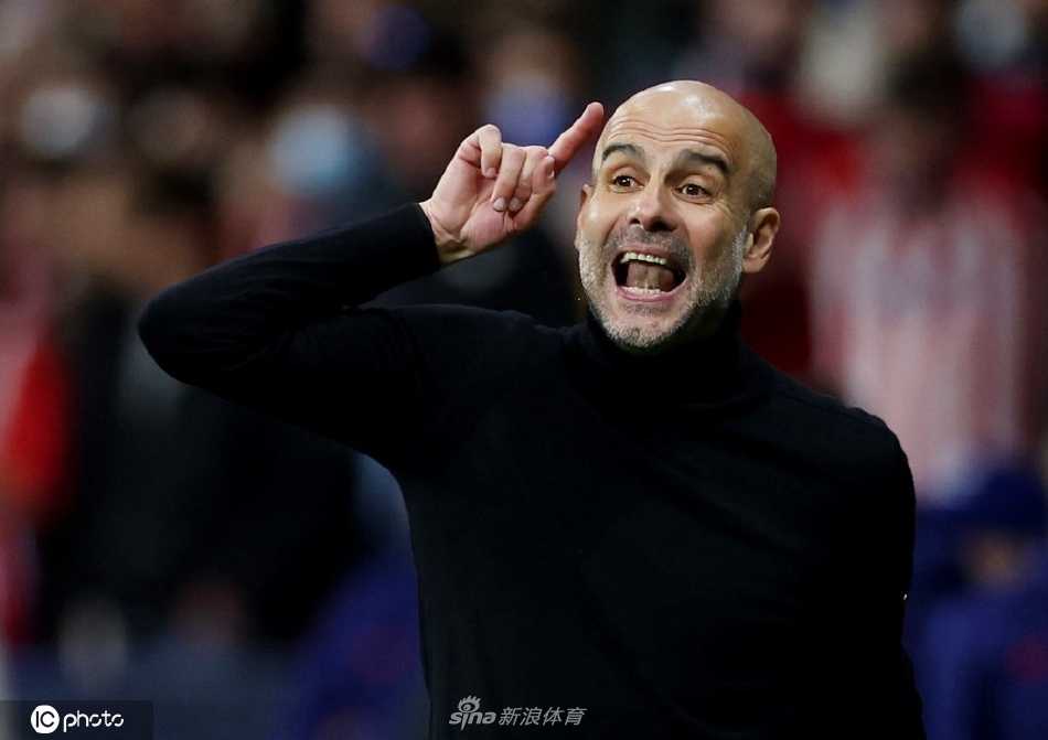 马德里竞技前锋在曼城后卫严密盯防下强行起脚射门，皮球轨迹与门将飞身扑救的瞬间交织，气氛紧张欲裂