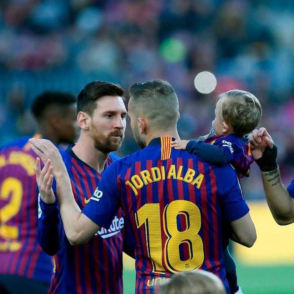 阿尔巴在比赛中高速插上，眼神紧盯着来球，他标志性的前插总是能撕开对手的防线。