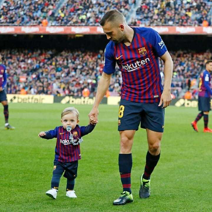 面对防守球员的贴身逼抢，阿尔巴依然从容地将球控制在脚下，展现了他细腻的拉玛西亚技术功底。