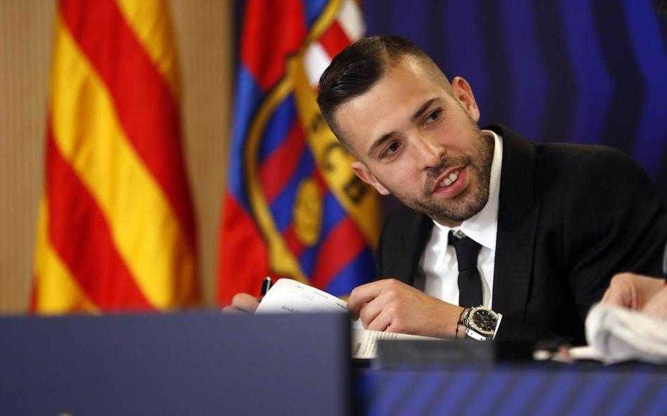 身披巴萨18号战袍的阿尔巴，在诺坎普球场的聚光灯下眼神坚定，仿佛在诉说着对胜利的无限渴望。