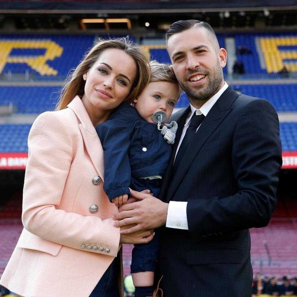 作为西班牙国家队的重要一员，阿尔巴身披红色战袍，在球场上全神贯注地参与每一次攻防。