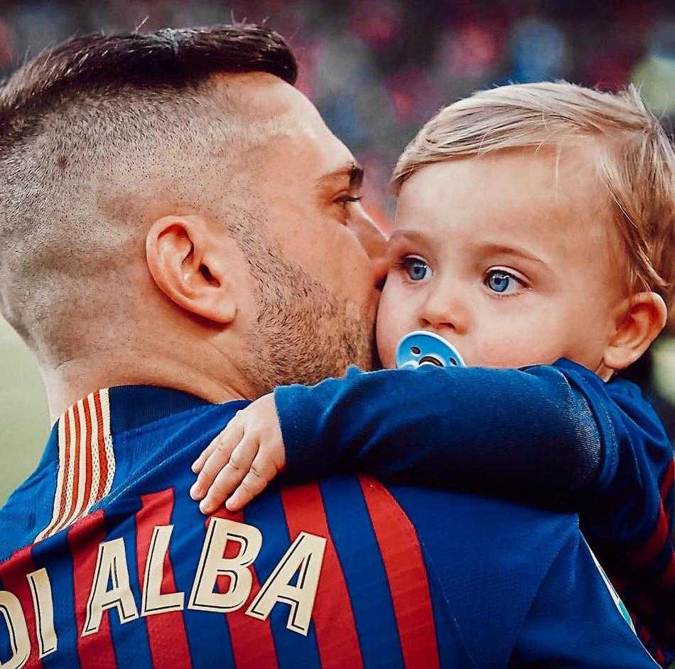 攻破对手球门后，阿尔巴激情滑跪庆祝，脸上洋溢着孩子般纯真的笑容，尽情释放着心中的喜悦。