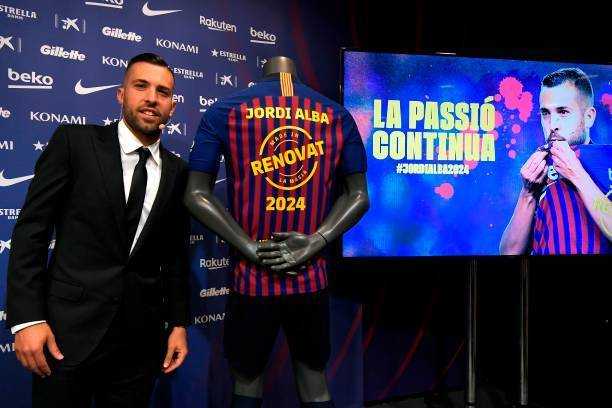 训练场上，阿尔巴露出轻松而自信的微笑，与队友愉快地交谈，享受着在巴萨的每一刻时光。