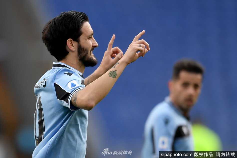 身披拉齐奥十号战袍的阿尔贝托在训练中露出灿烂笑容，蓝色的训练服映衬着他此刻续约后的愉悦心境