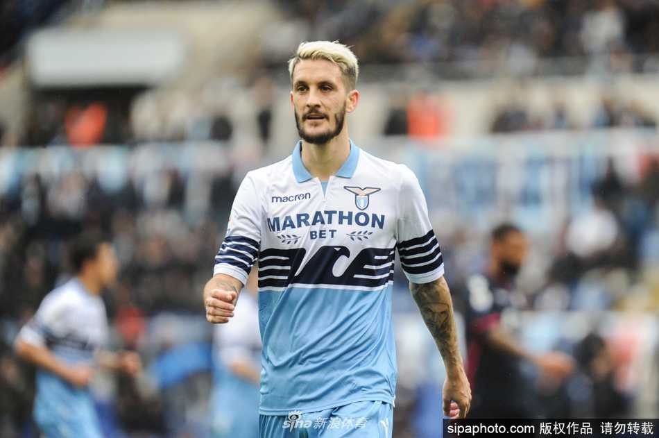 路易斯·阿尔贝托在续约合同上落笔签字，嘴角带着一抹微笑，面前的合约象征着与拉齐奥未来五年的羁绊