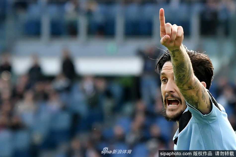 在训练场的绿茵背景下，阿尔贝托面对镜头露出自信而温暖的笑容，右手竖起大拇指，仿佛在向所有支持他的拉齐奥球迷做出新的承诺