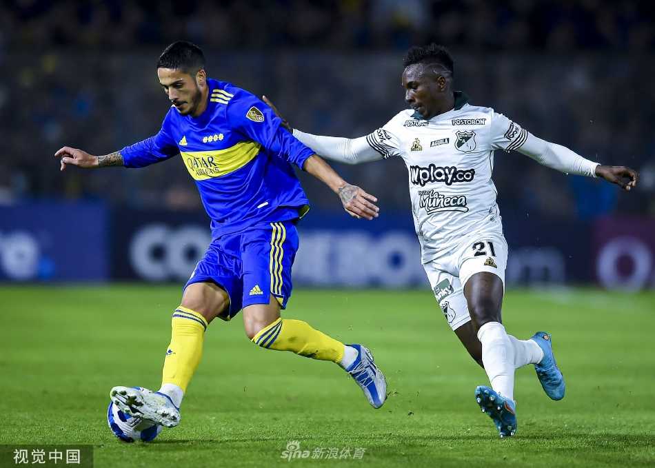 夜幕下的糖果盒球场灯火通明，看台上黄蓝色的波涛汹涌澎湃，汇聚成一片躁动不安的海洋。