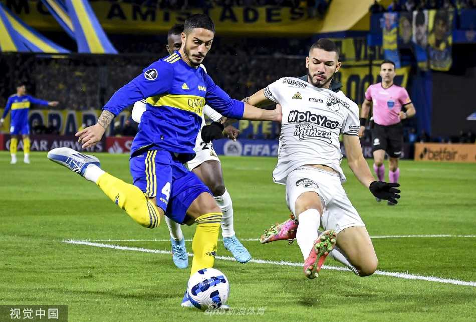 卡利体育会球员在比赛中带球突破，他身穿白绿色球衣，在博卡球员的围堵中奋力寻找着进攻空间。