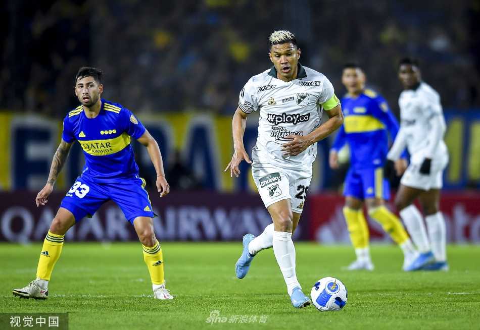 博卡青年队门将罗西飞身跃起，单拳将对手势在必得的传中球击出危险区域，动作舒展如雄鹰展翅。