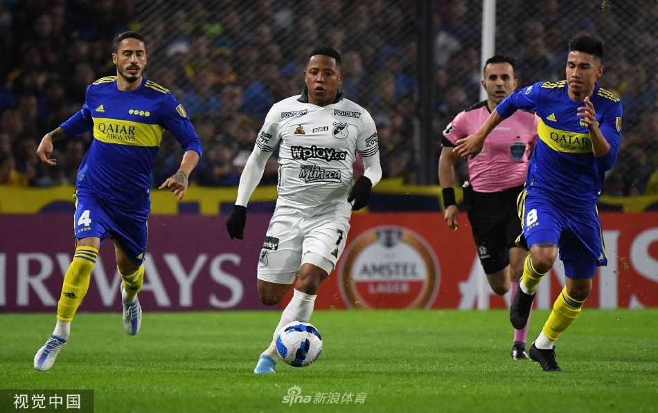 终场哨响，博卡青年队球员与教练组成员相拥庆祝，他们围成一圈，笑容灿烂，共同分享晋级的喜悦与激动。