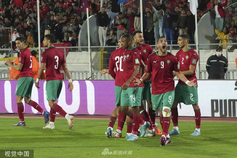 民主刚果门将做出一次世界级的飞身扑救，身体完全舒展，指尖奋力托出即将飞入死角的皮球，动作充满力与美。