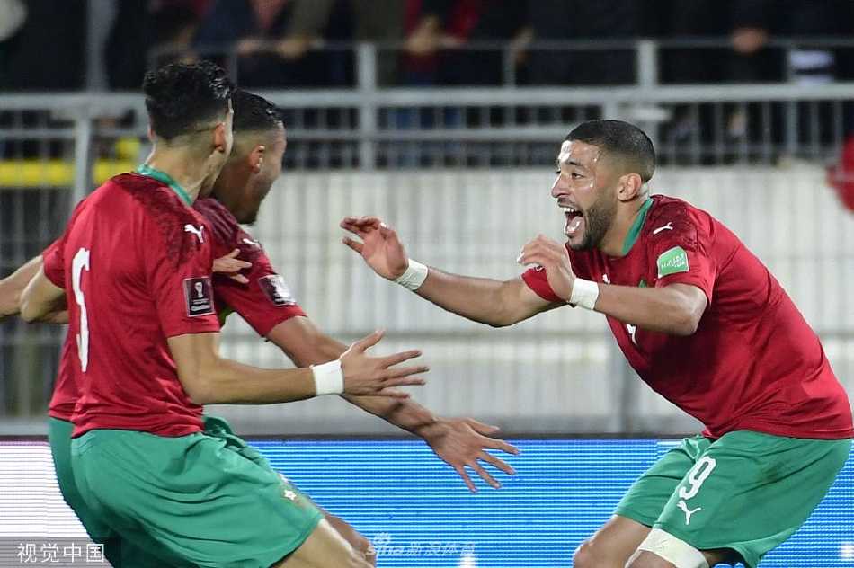 比赛终场后，失落的民主刚果球员瘫坐在草地上，眼神空洞地望着远方，背影写满了不甘与落寞。