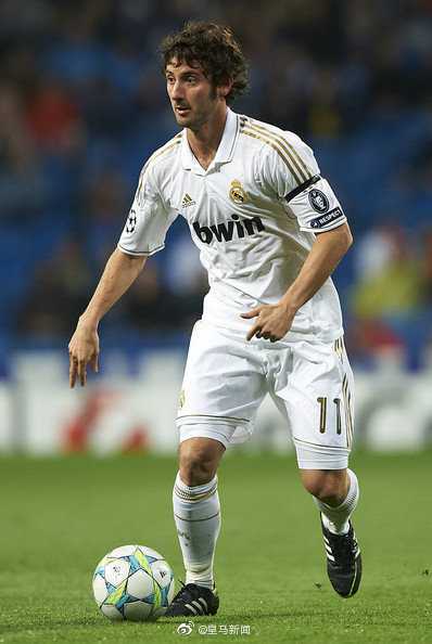 在英超赛场，格拉内罗身穿女王公园巡游者队服，在与对方高大球员的对抗中，展现出不屈的斗志和扎实的控球技术