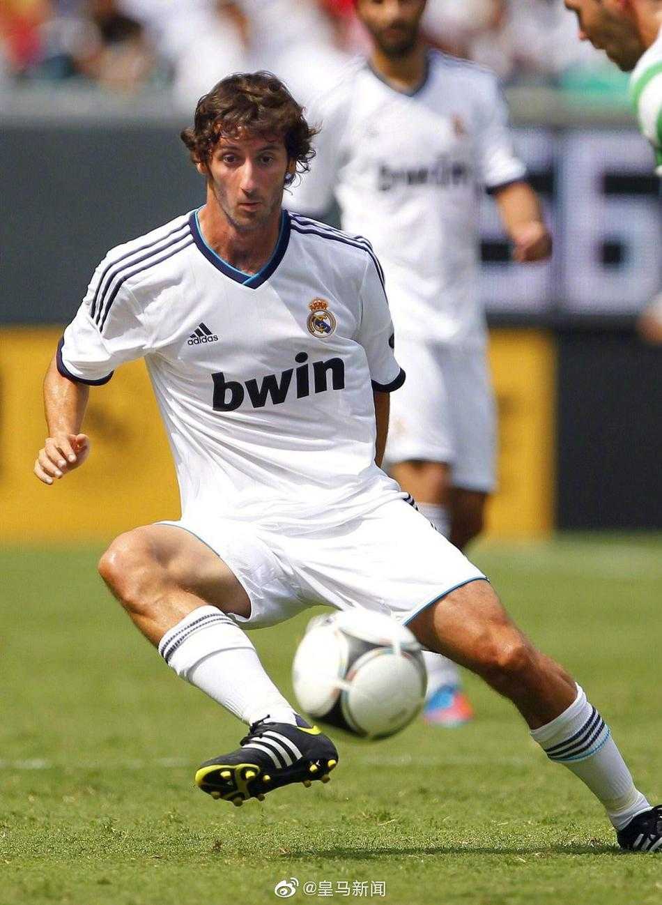 格拉内罗手捧西甲联赛冠军奖杯，脸上洋溢着幸福而自豪的笑容，眼中闪烁着激动的泪光