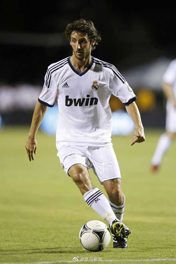 比赛中，格拉内罗目光如炬，正侧身用左脚外脚背送出一记穿透力极强的传球，皮球在空中划出优雅的弧线，直奔队友而去