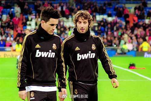 如今已走上教练岗位的格拉内罗，在场边沉着指挥，举手投足间依然保持着球员时代的优雅与睿智