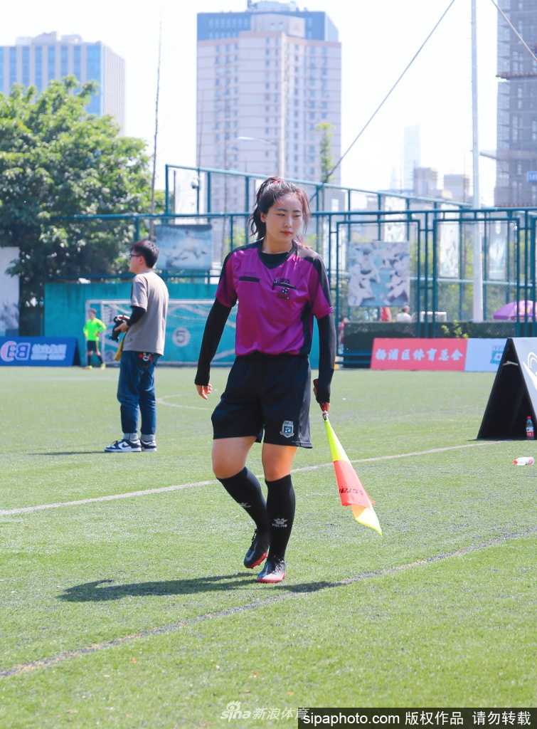 终场哨响，美女裁判终于可以稍作休息，被汗水浸湿的衣衫是她敬业精神的最好证明，她与球员们的同框构成了申城业余联赛最和谐的一幕