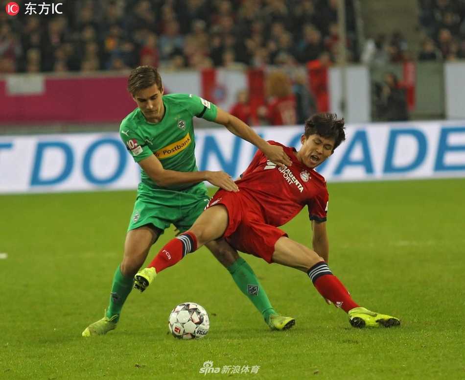 胡梅尔斯在队友的簇拥下，忘情地亲吻着冠军奖杯，这个画面充满了激情与荣耀，是夺冠之夜的最佳注脚。