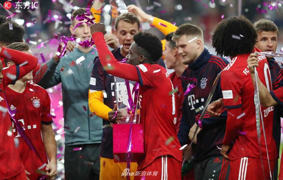 赛后，拜仁球员们肩并肩站成一排，向远道而来的客场球迷看台鼓掌致意，感谢他们整场的呐喊支持。