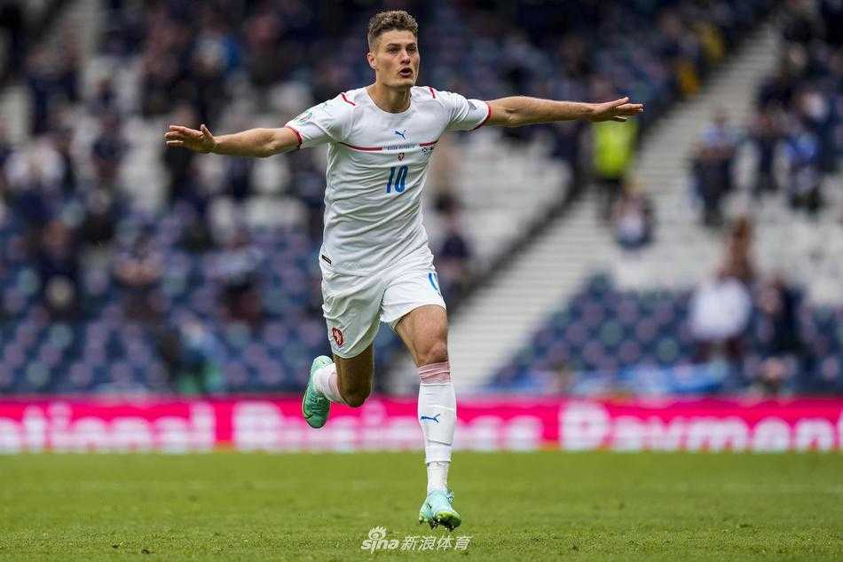 从俯瞰球场的远景视角望去，希克起脚的瞬间，皮球刚刚离开他的左脚，划出一道通往对方球门的漫长轨迹，整个球场的空间感尽收眼底。