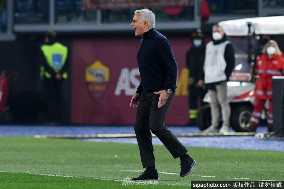 穆里尼奥转身离开的背影，在球场通道的灯光下拉出长长的影子，红衣教练的孤独与倔强在此刻凝固。