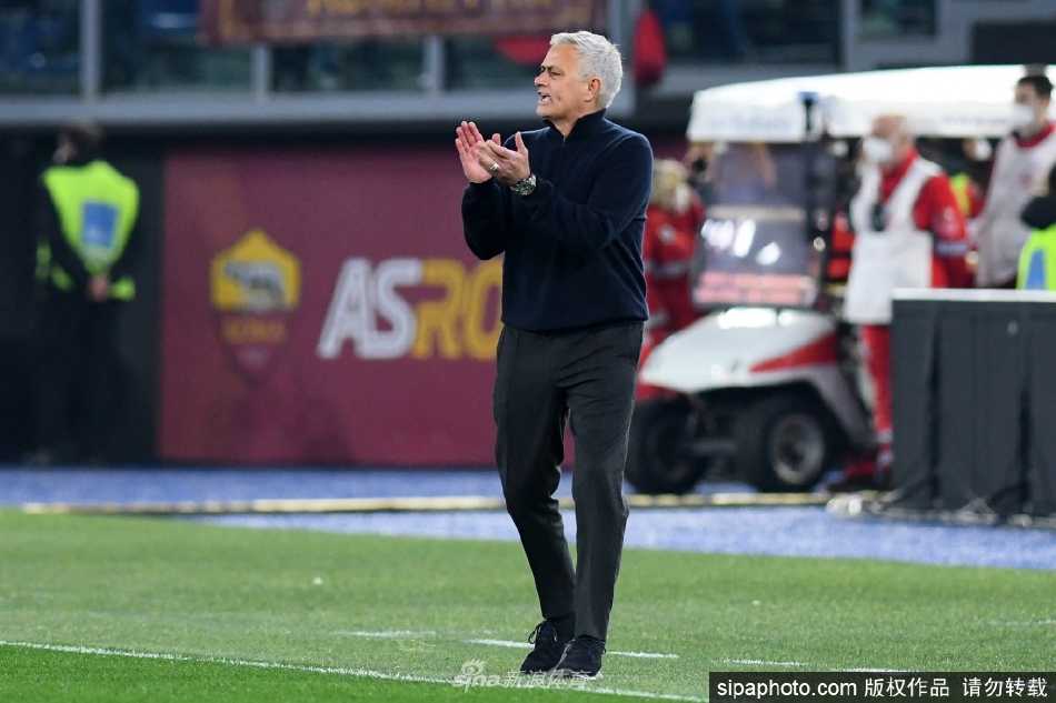 穆里尼奥在边线神情激动，正对着裁判方向做出经典的打电话手势，眼神中充满了质疑与挑衅。