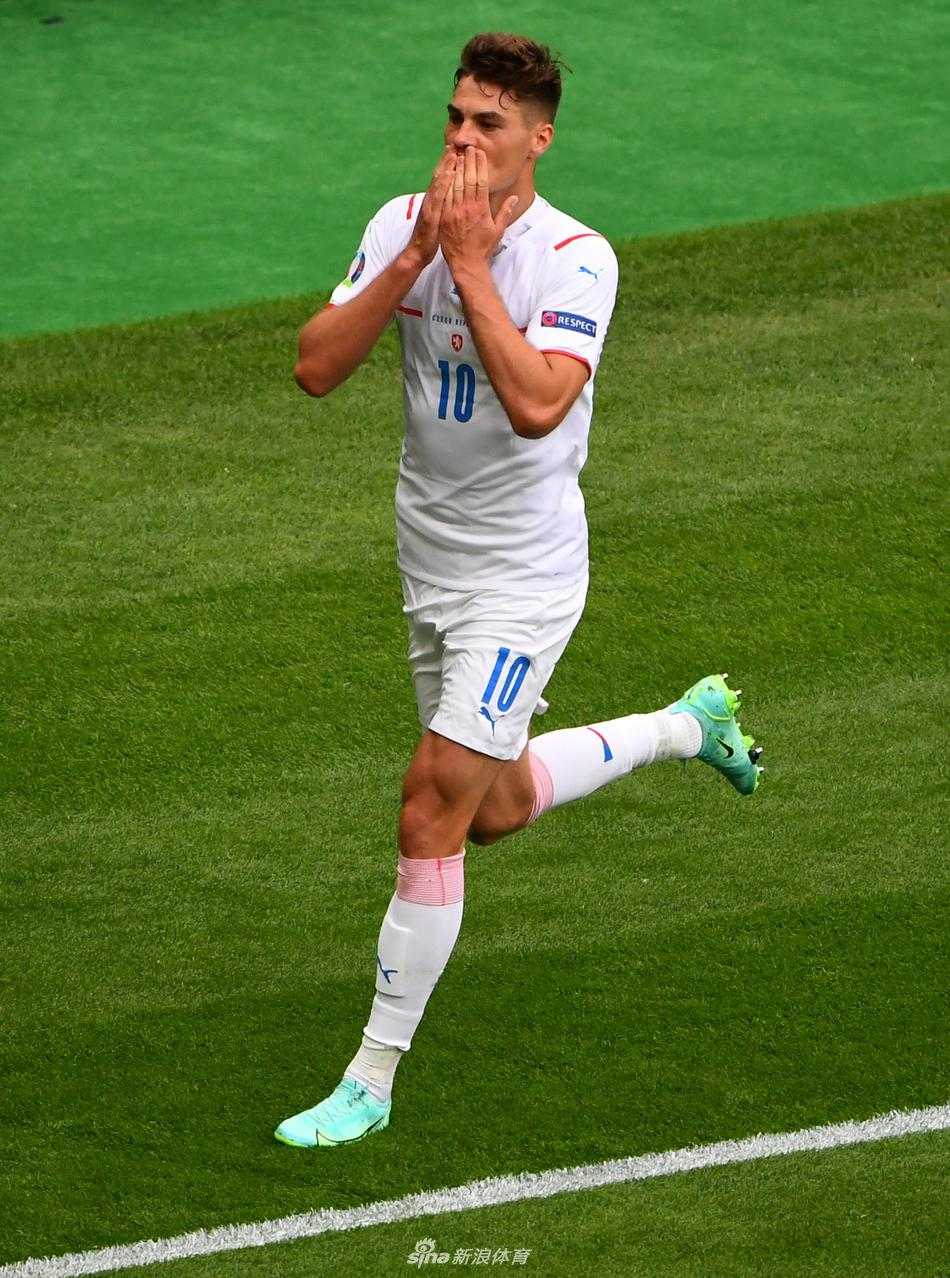 希克完成惊天吊射后，难掩激动之情，他脱下球衣忘情庆祝，赤裸的上身和怒吼的表情，定格了这历史性一刻的狂喜与宣泄。