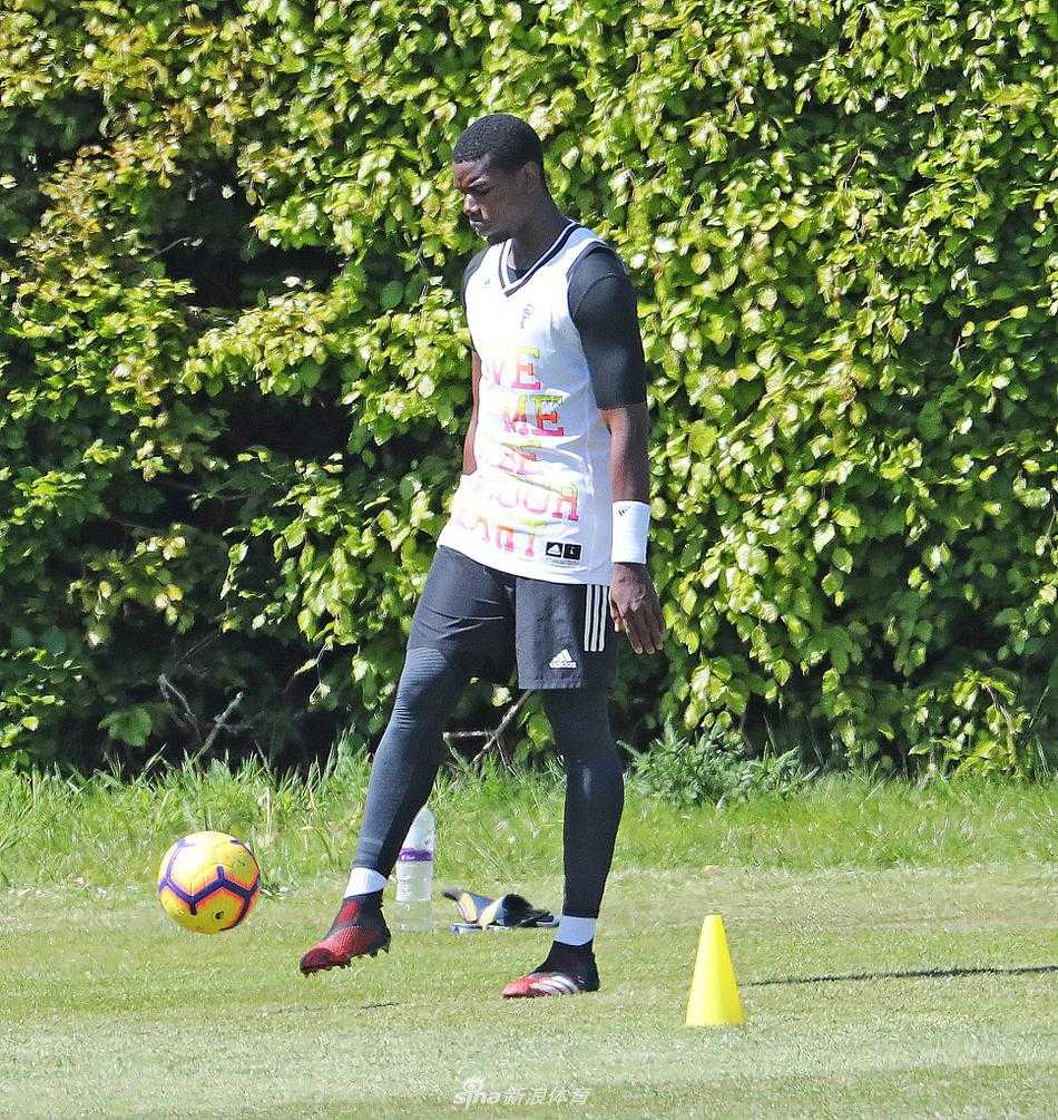 丹尼尔·詹姆斯弯下腰，双手撑膝，大口喘息着休息。他年轻的面庞上挂满汗珠，身后的板球场地平整如毯，映衬出训练的强度之大。