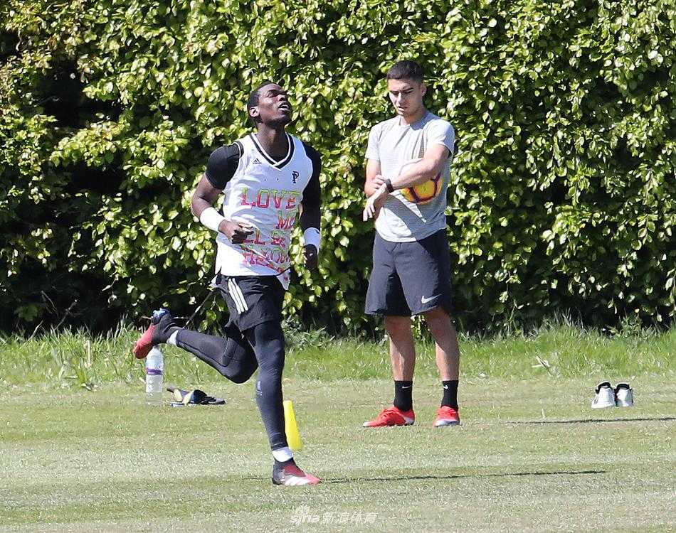 训练结束后，几名曼联球员聚在一起交流心得，背景是巨大的板球场地计分板和英式建筑，光影交错间记录下这次非同寻常的训练课尾声。